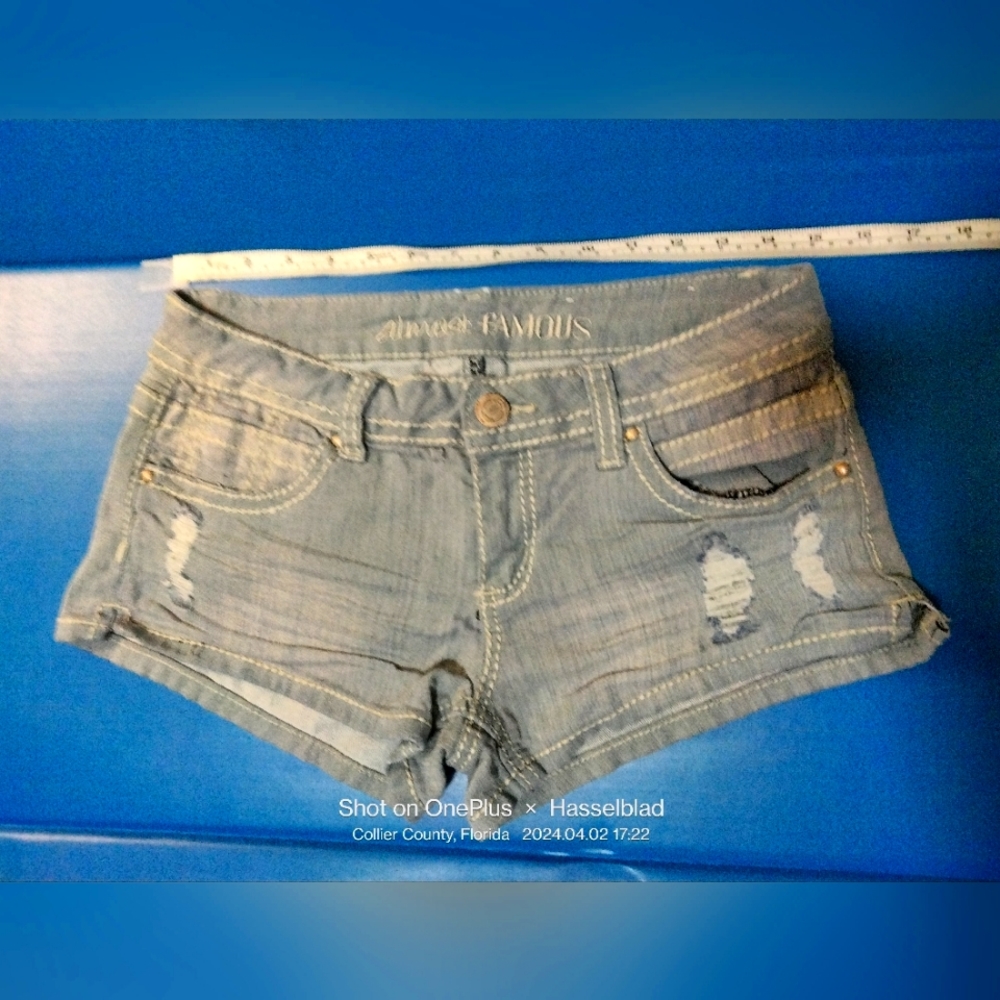 Almost Famous Always Fabulous sz. 7 Distressed Booty light Jean Shorts